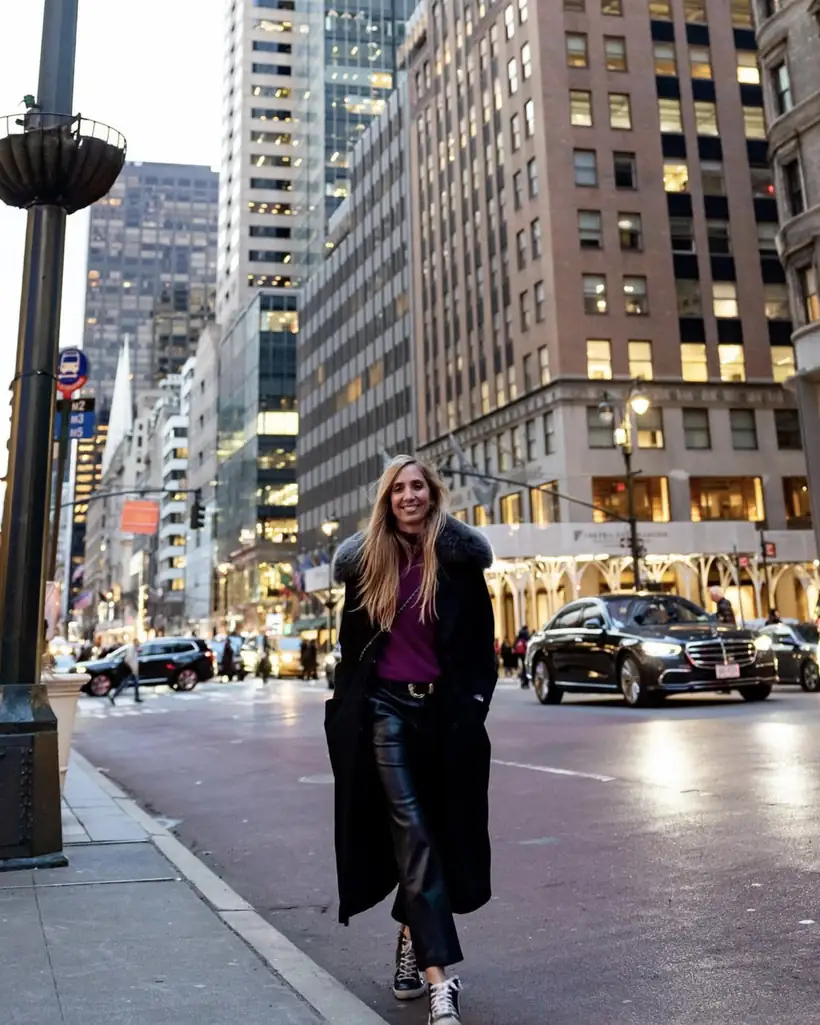 Una mujer cruzando una avenida de Nueva York