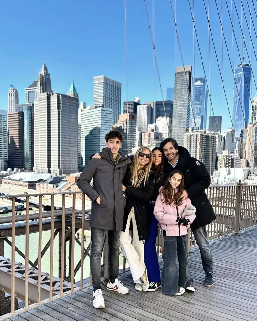 Una familia en el puente de Brooklyn con Manhattan al fondo