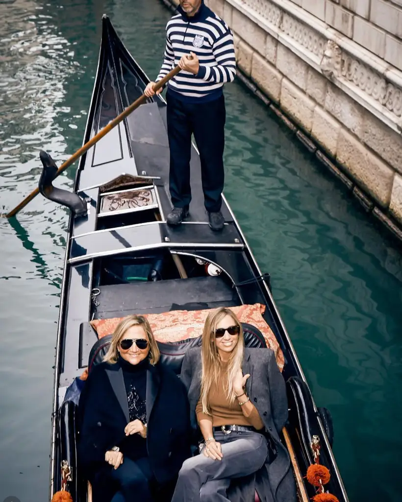 Dos amigas en una góndola por un canal de Venecia