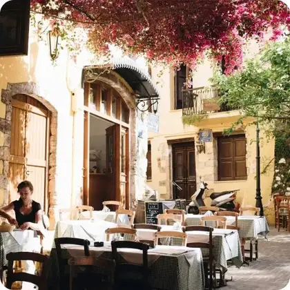 Un restaurante en un callejón