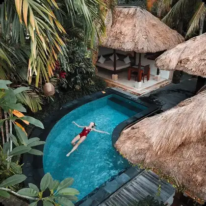 Una piscina entre palmeras