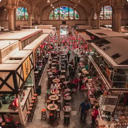 Un mercado cubierto lleno de mesas