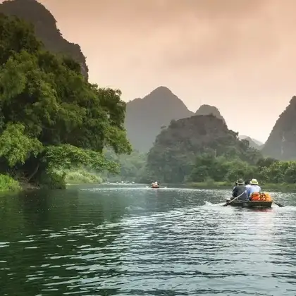 Un río entre montañas