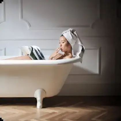Una bañera junto a la ventana