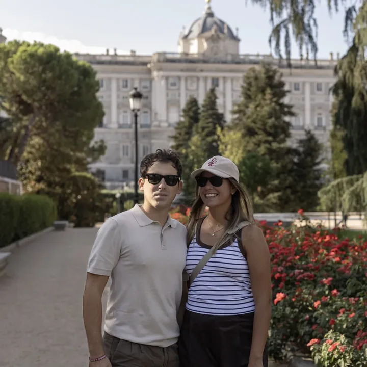 Pareja delante del Palacio Real