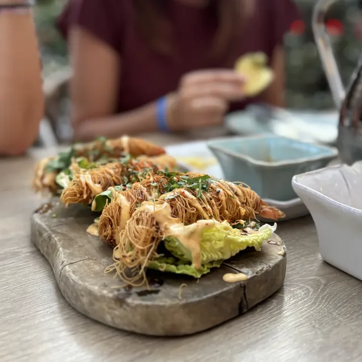 Tostas con langostino en una terraza