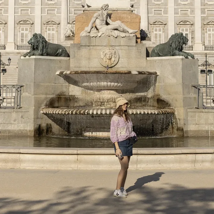 Bajo la estatua de la plaza de Oriente
