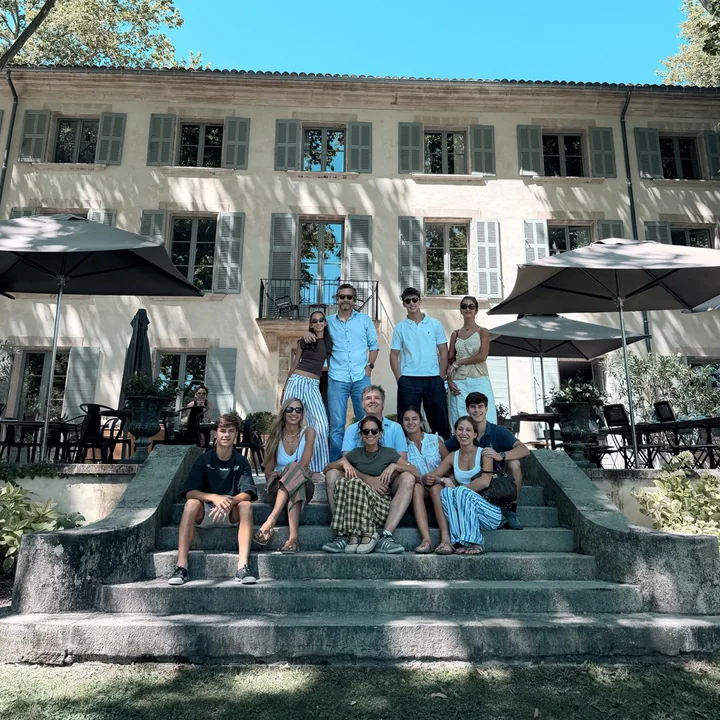 Familia en la escalinata del Domaine de Fontenille