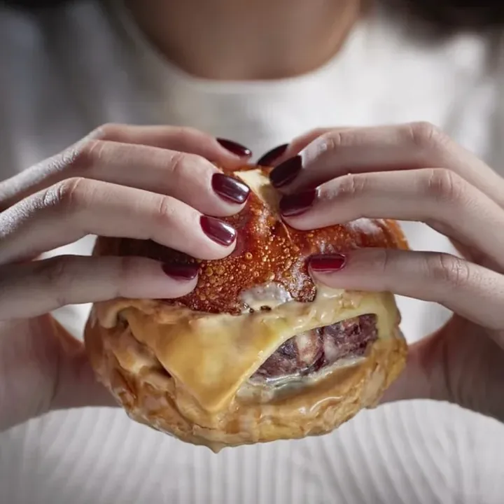Hamburguesa de Leña Madrid entre las manos