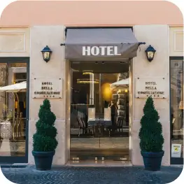 La entrada de un hotel